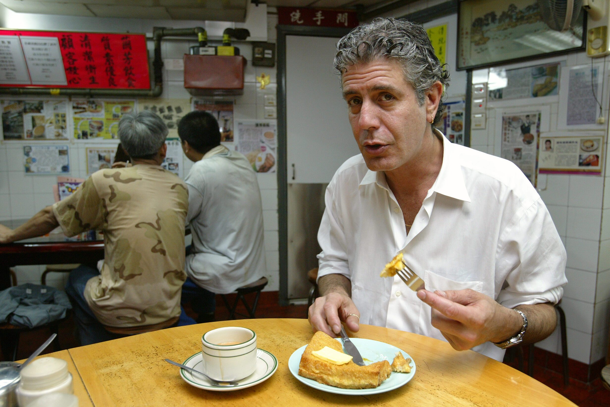Celebrity chef Anthony Bourdain, who is in his Hong Kong food tour, tastes the Hong Kong-style French toast at a local restaurant. 26 April 2005